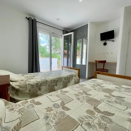 Le Fenouillet Proche Des Grands Buffets Oda ve Kahvaltı 4*